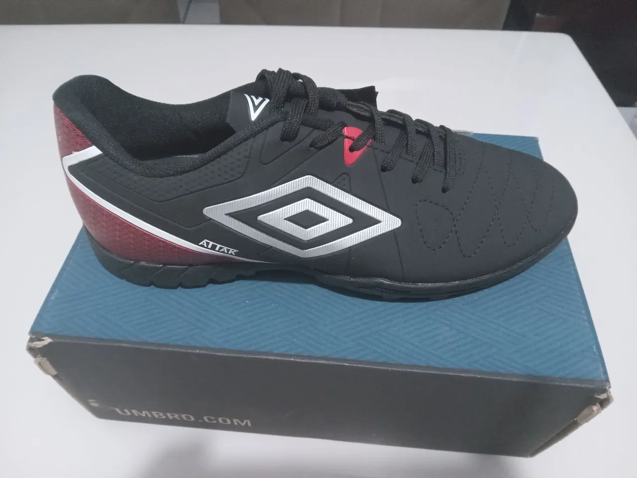Chuteira Umbro Attak - Nova