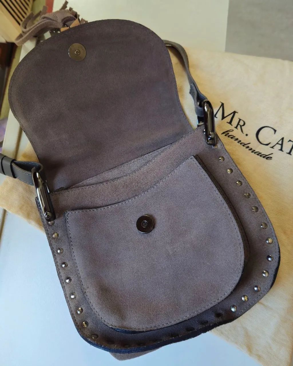 Bolsa transversal ajustável cinza em camurça - Mr. Cat - Foto 3