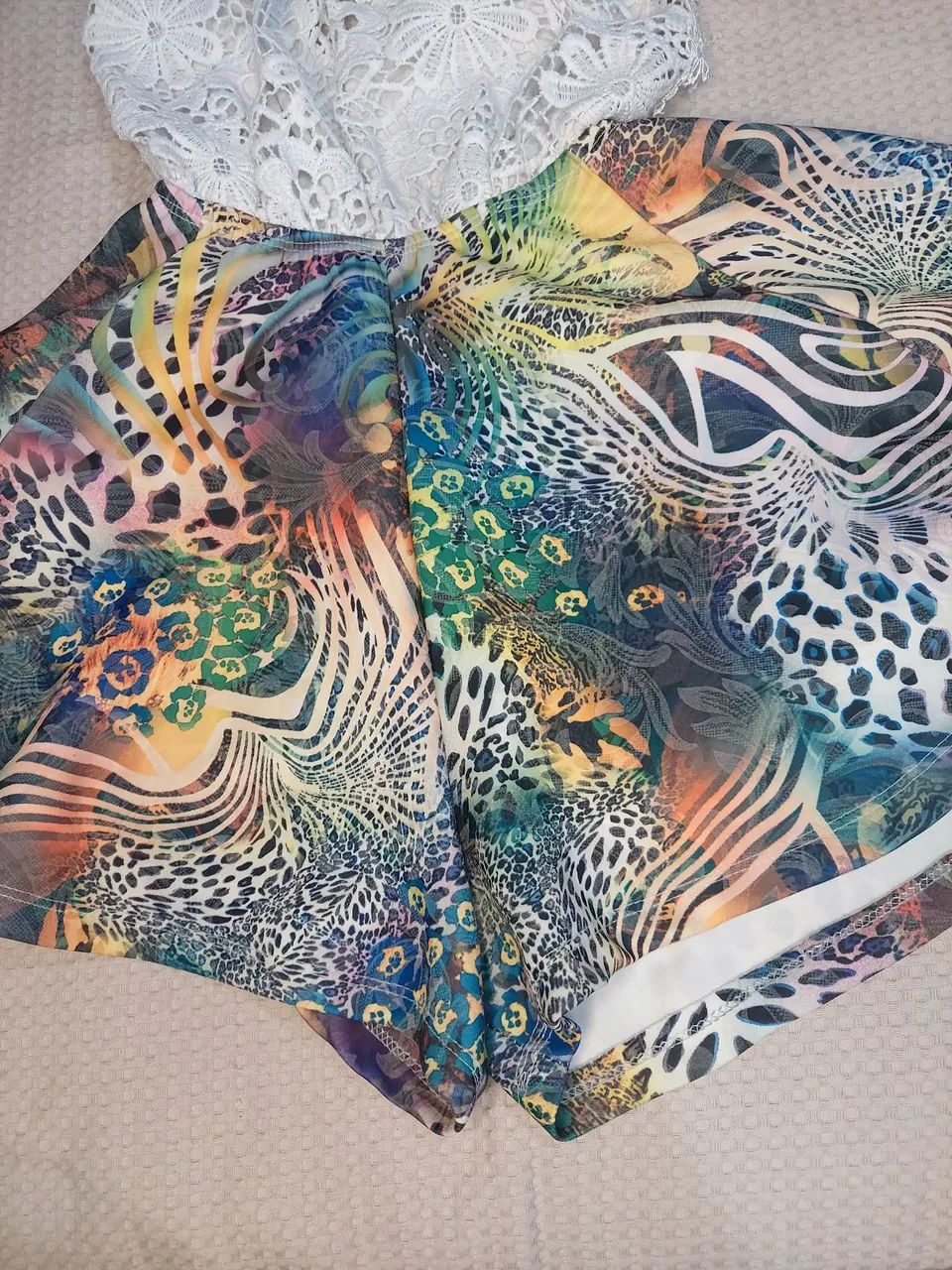 Macacão branco com renda e estampada - Foto 4