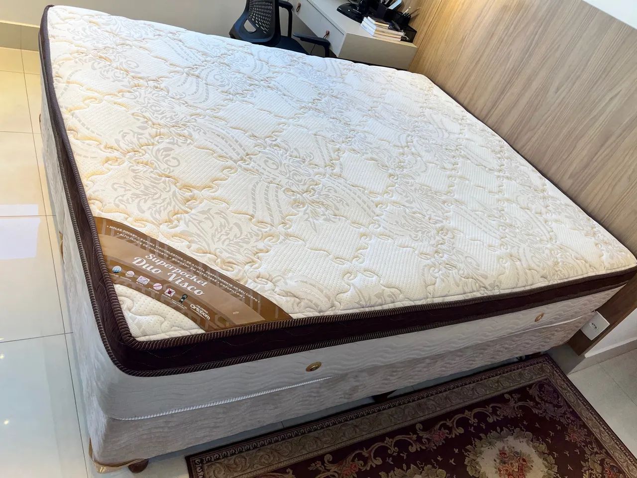 Cama Box Queen + Base Queen  + 2 Travesseiros de Fibra siliconizada