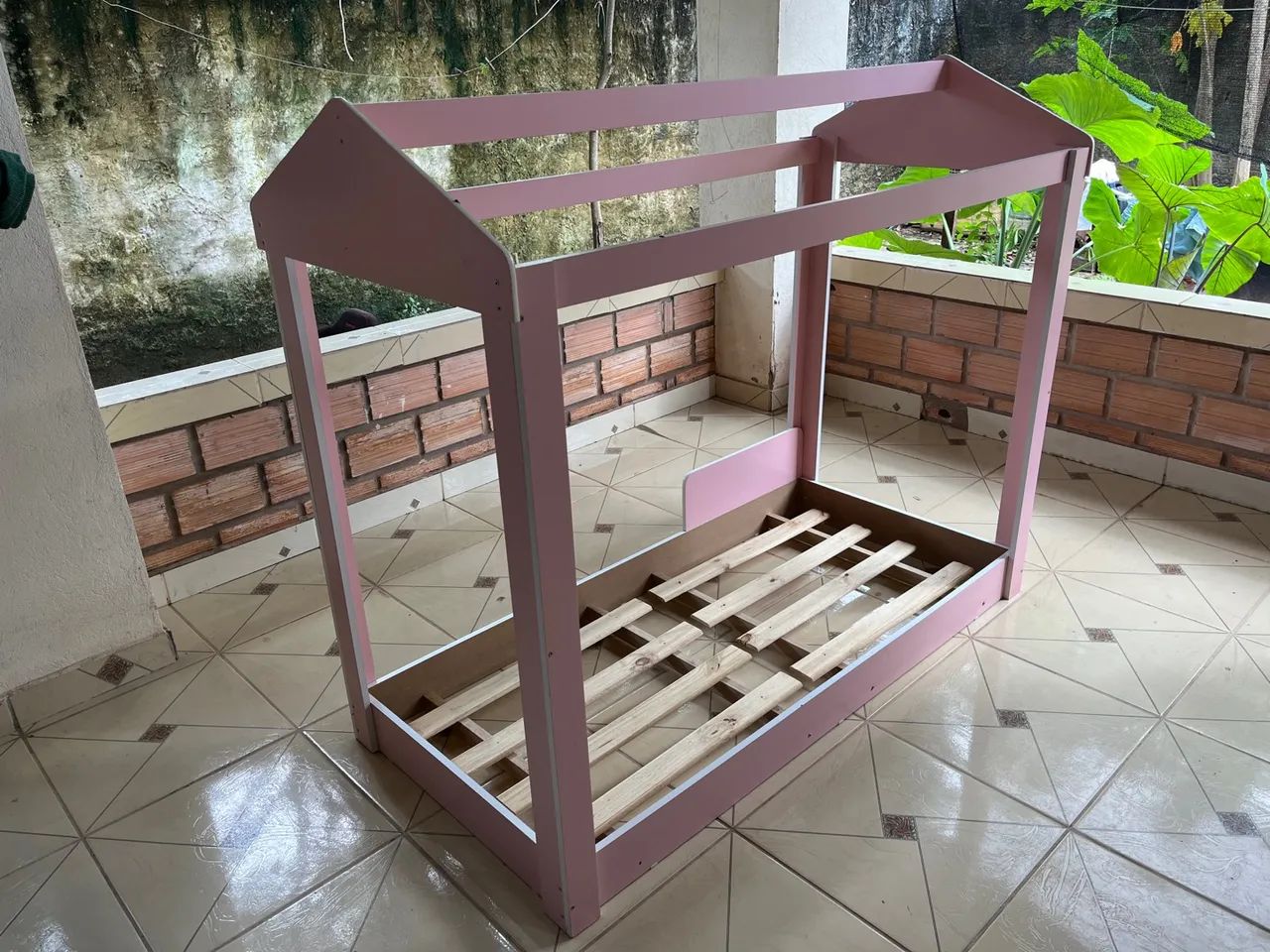 Cama de madeira infantil - Rosa - Seminova - Foto 5