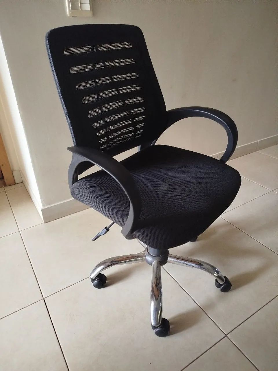 Cadeira de Escritório Giratória com Rodinhas (Reclinável, Ajustável e Confortável)