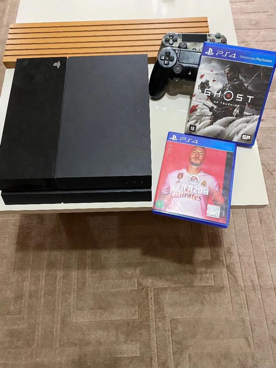 PS4 fat 500GB + 2 jogos + controles