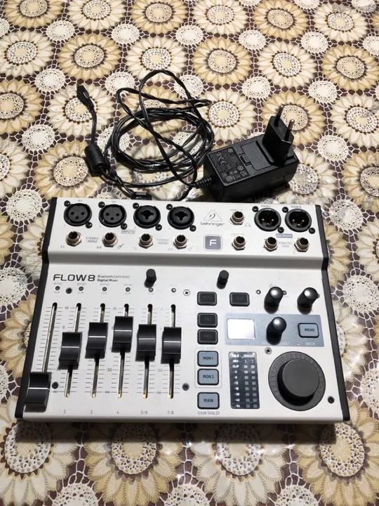 Mesa de Som Behringer Flow 8 - usado - Foto 4