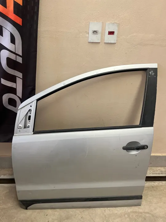 W porta dianteira esquerda do Fox 2017 