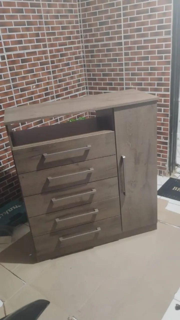 Cômoda com 5 gavetas e porta