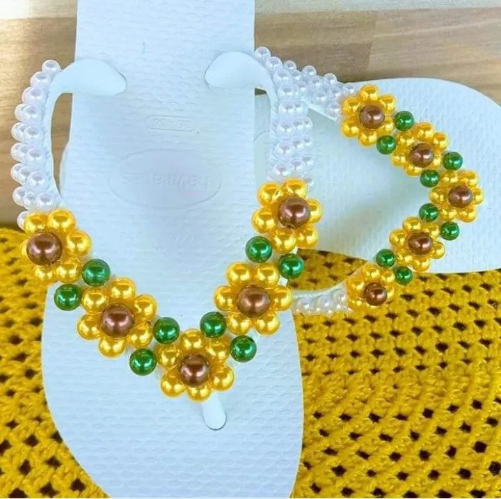 Sandálias Havaianas Decoradas com Pérolas e Flores
