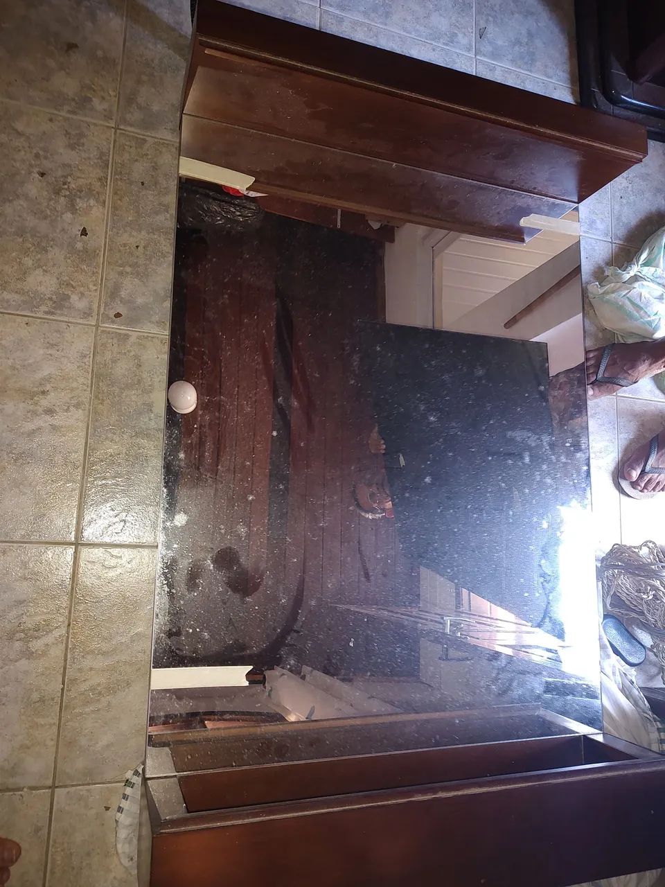 Mesa de centro com tampo de vidro preto com espelho embaixo  - Foto 5