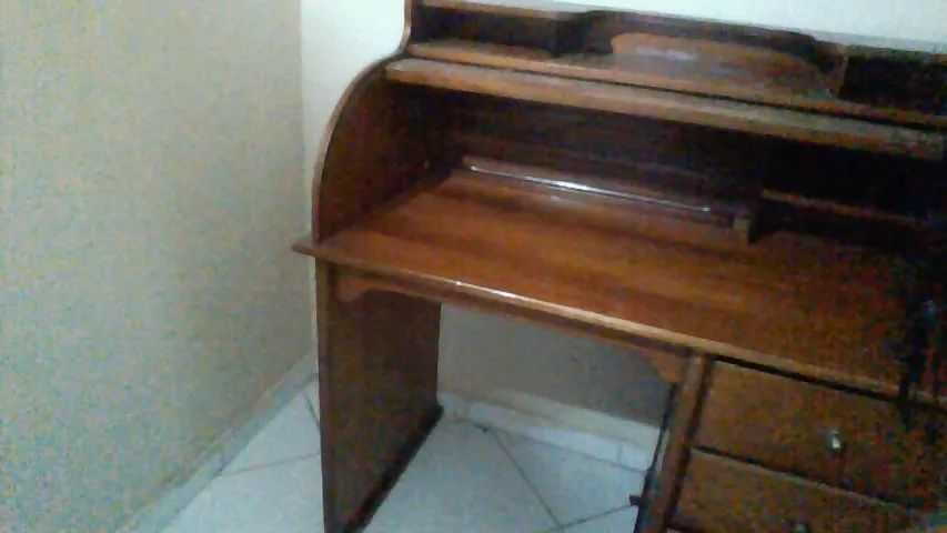 Vendo escrivaninha retrô em madeira maciça