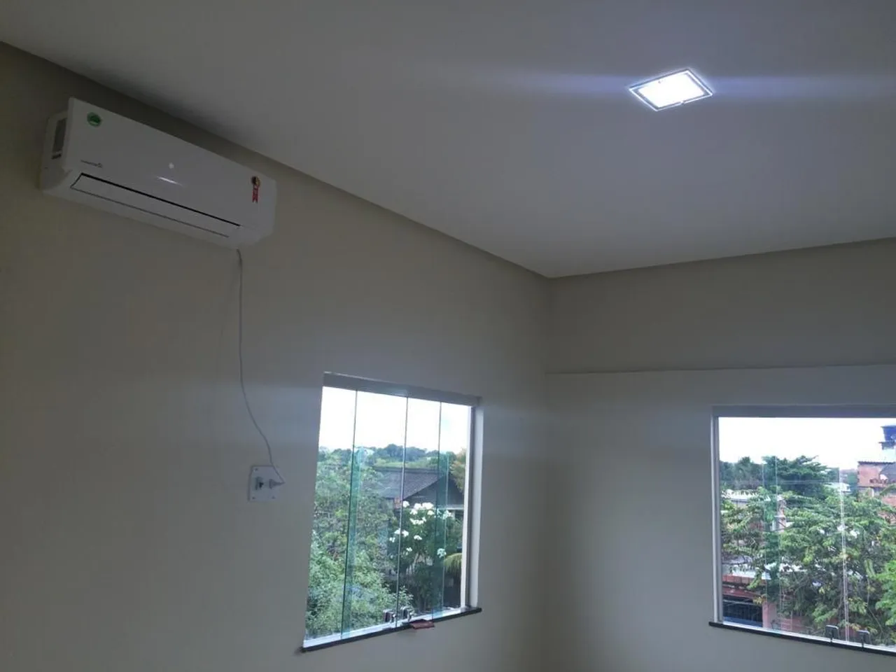 Não Paga LUZ, ÁGUA. Apartamento de 01 Quarto, com Split. Condomínio Fechado. Garage