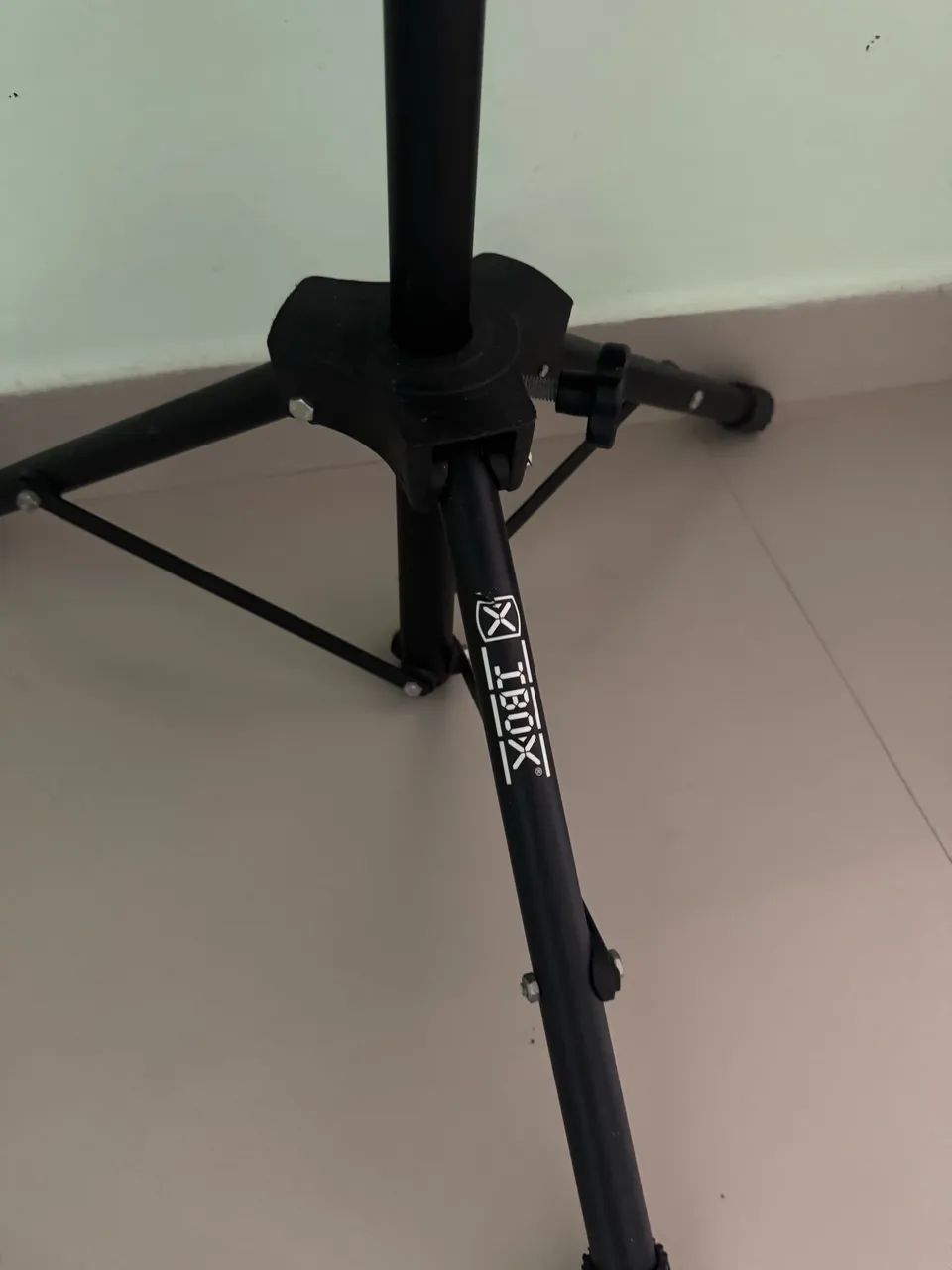 Tripé para retroprojetor, sem avaria e preço IMBATÍVEL 