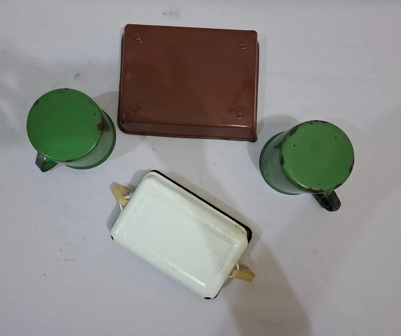 LOTE ÁGATA: BANDEJA, MARMITA E 2 CANECAS - Foto 3