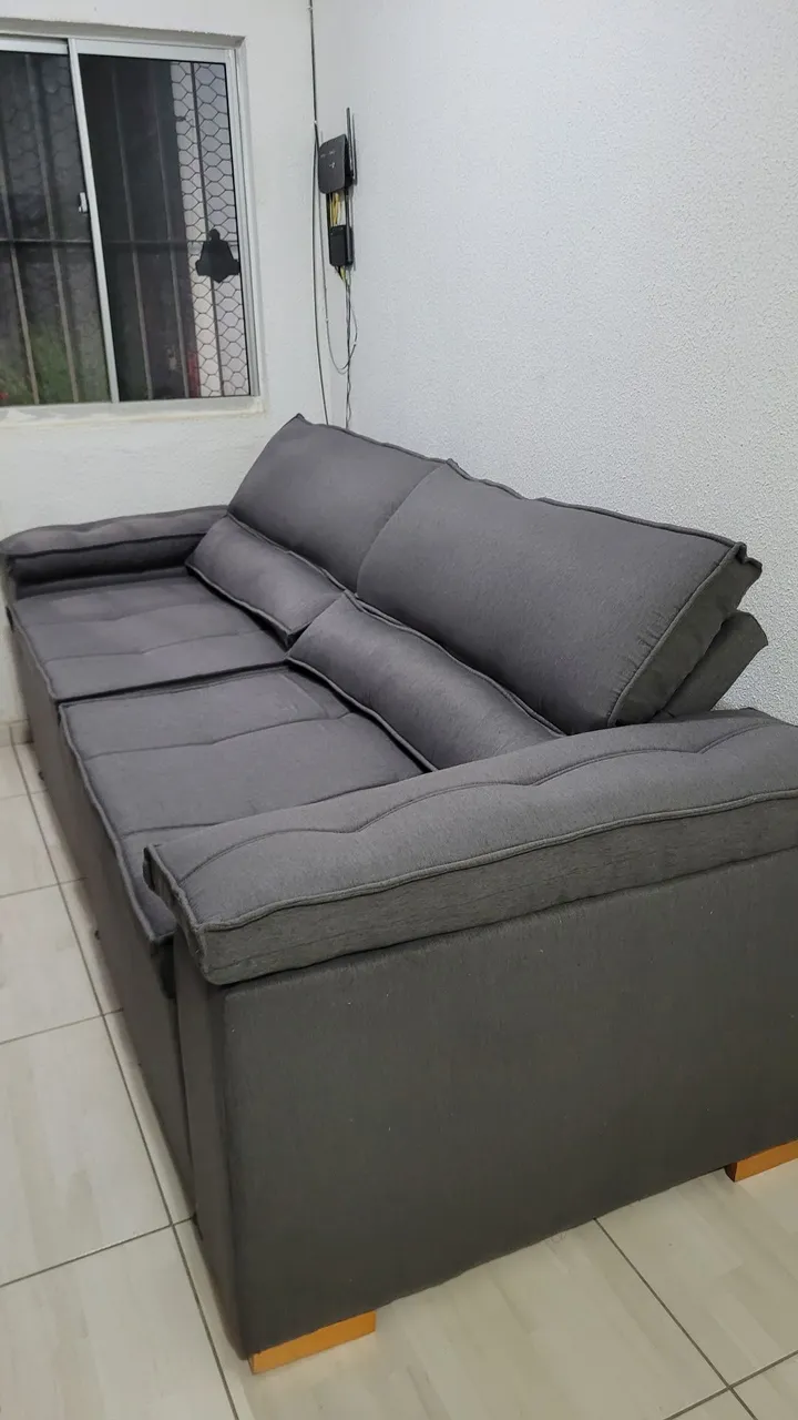 Sofá Cinza Confortável e Moderno