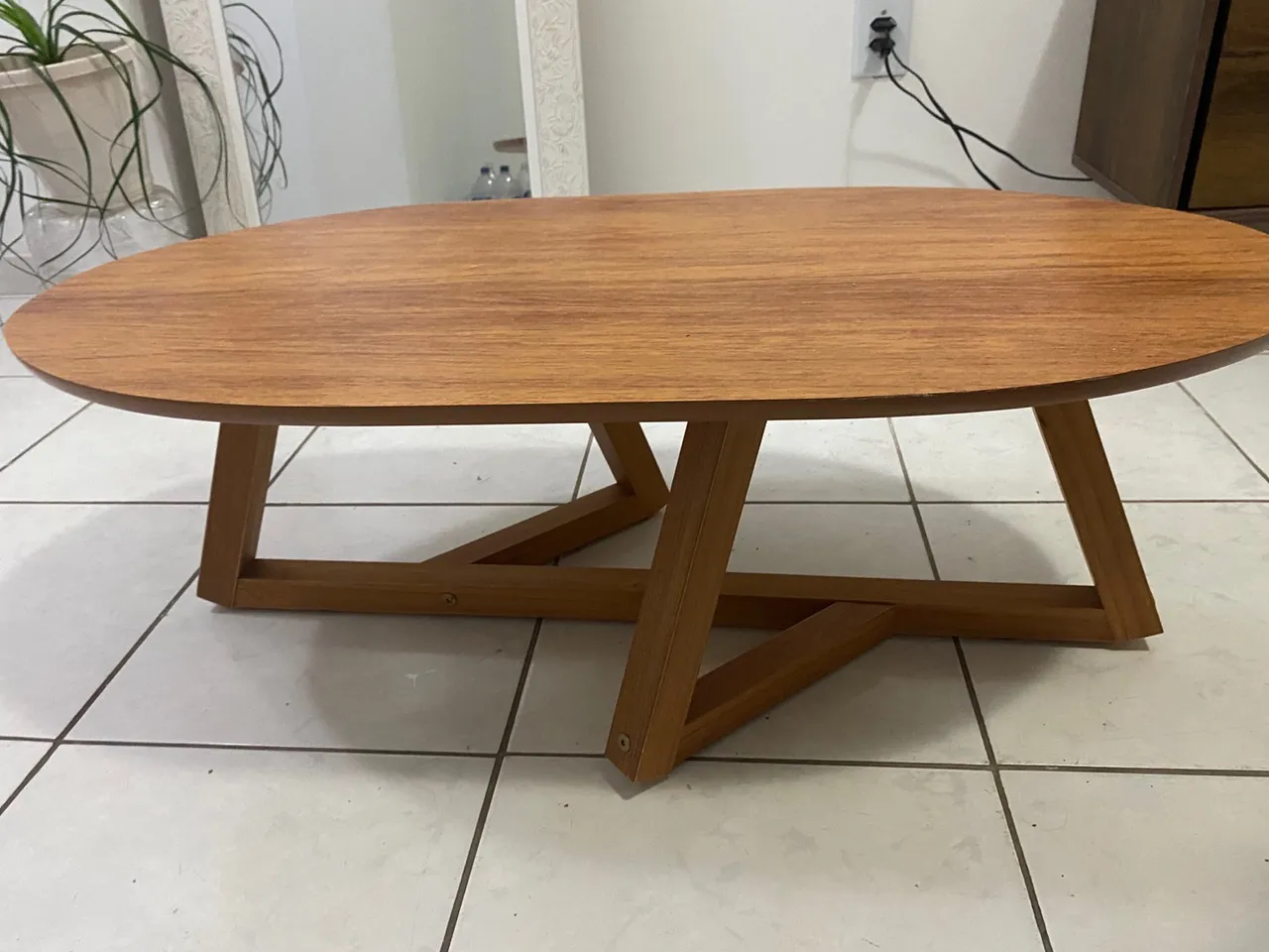 Mesa de centro oval em madeira