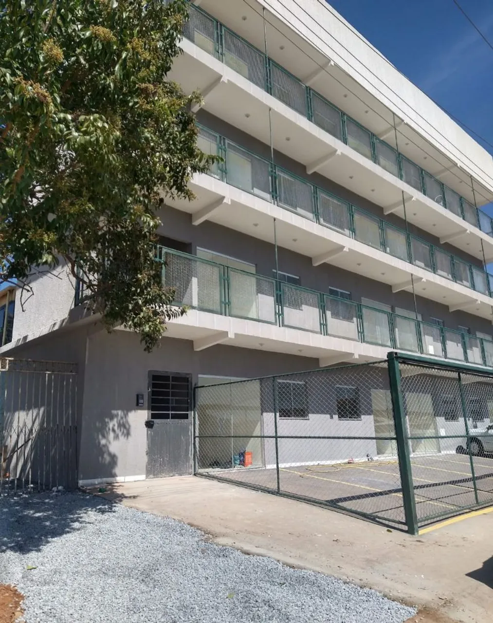 Alugo apartamento de dois quartos. Em frente ao parque do setor O.