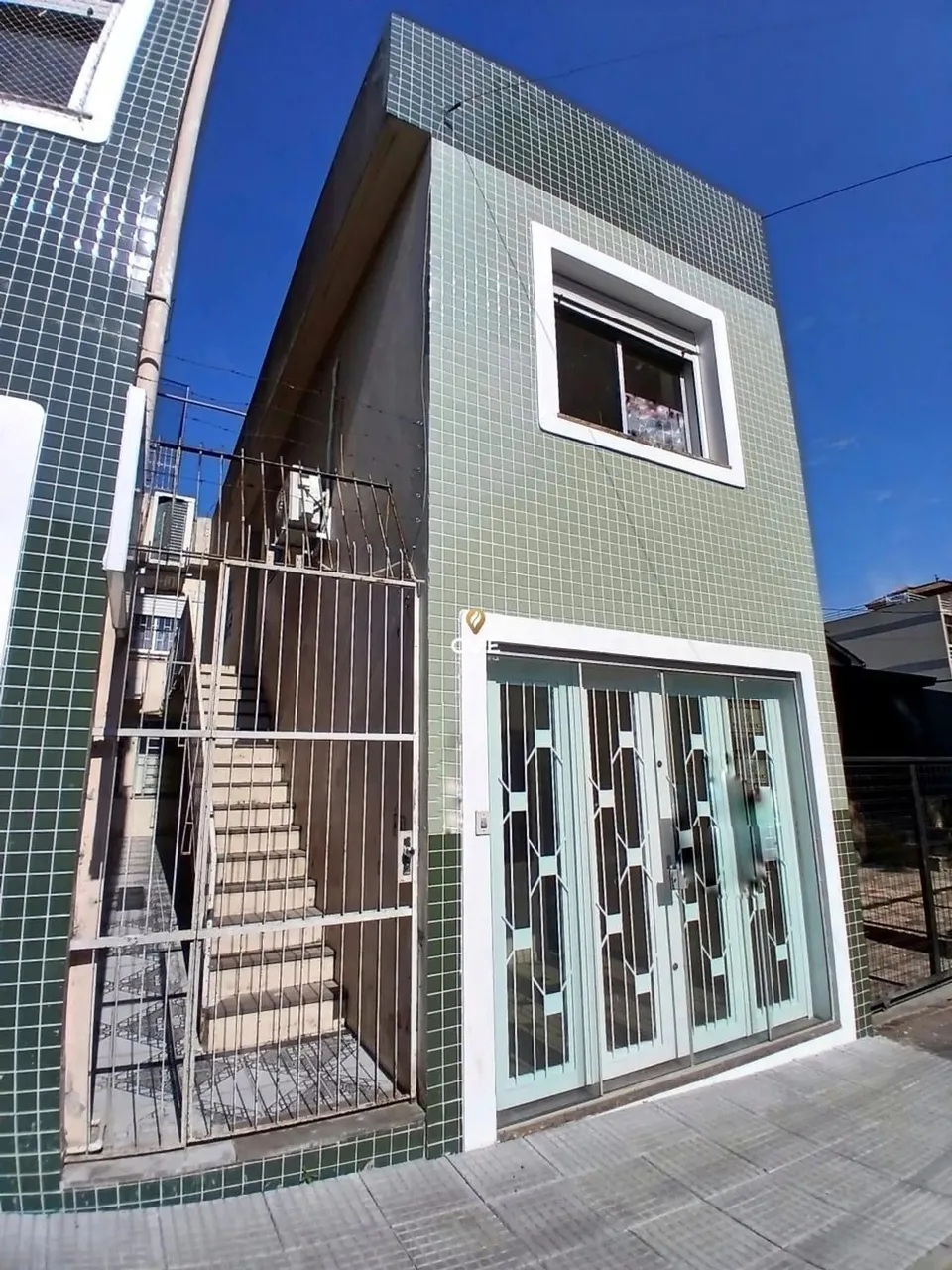Apartamento Central De 1 Dormitório, Sala de Estar, Banheiro Social e Cozinha.