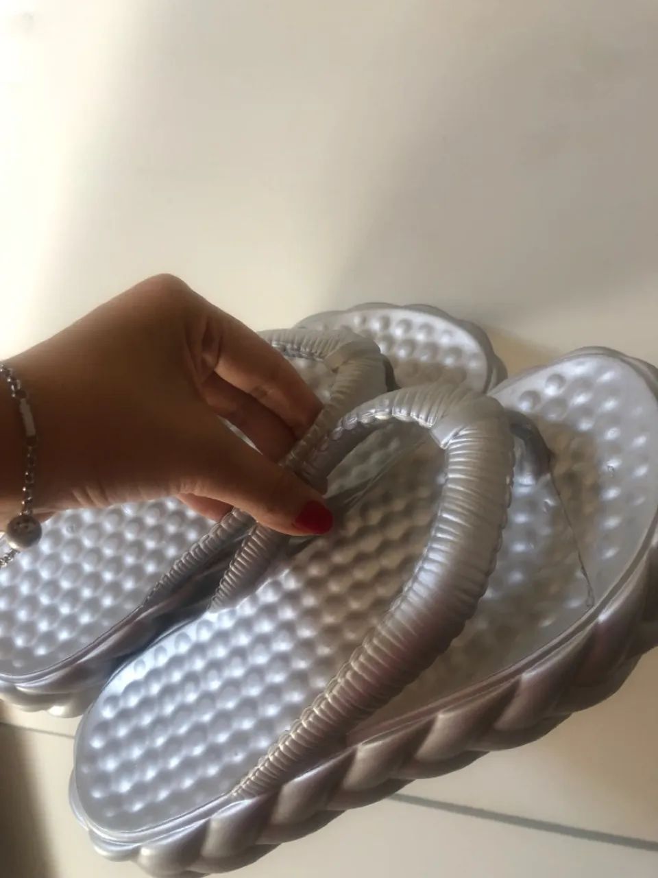 Chinelo Nuvem Feminino Prateado - Conforto e Estilo!