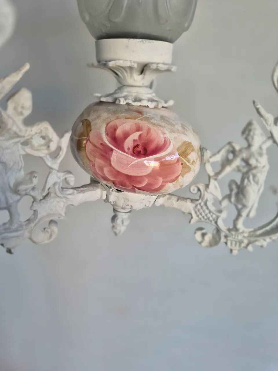 Lustre vintage branco metal fundido e porcelana - Foto 4