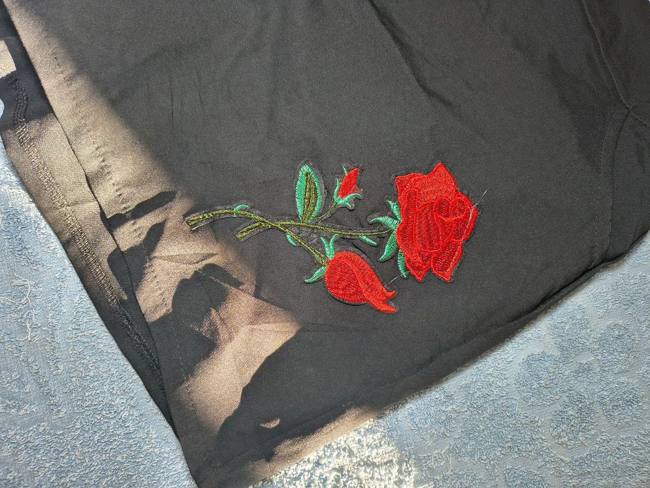 Short Preto com Bordado de Flores - Foto 3