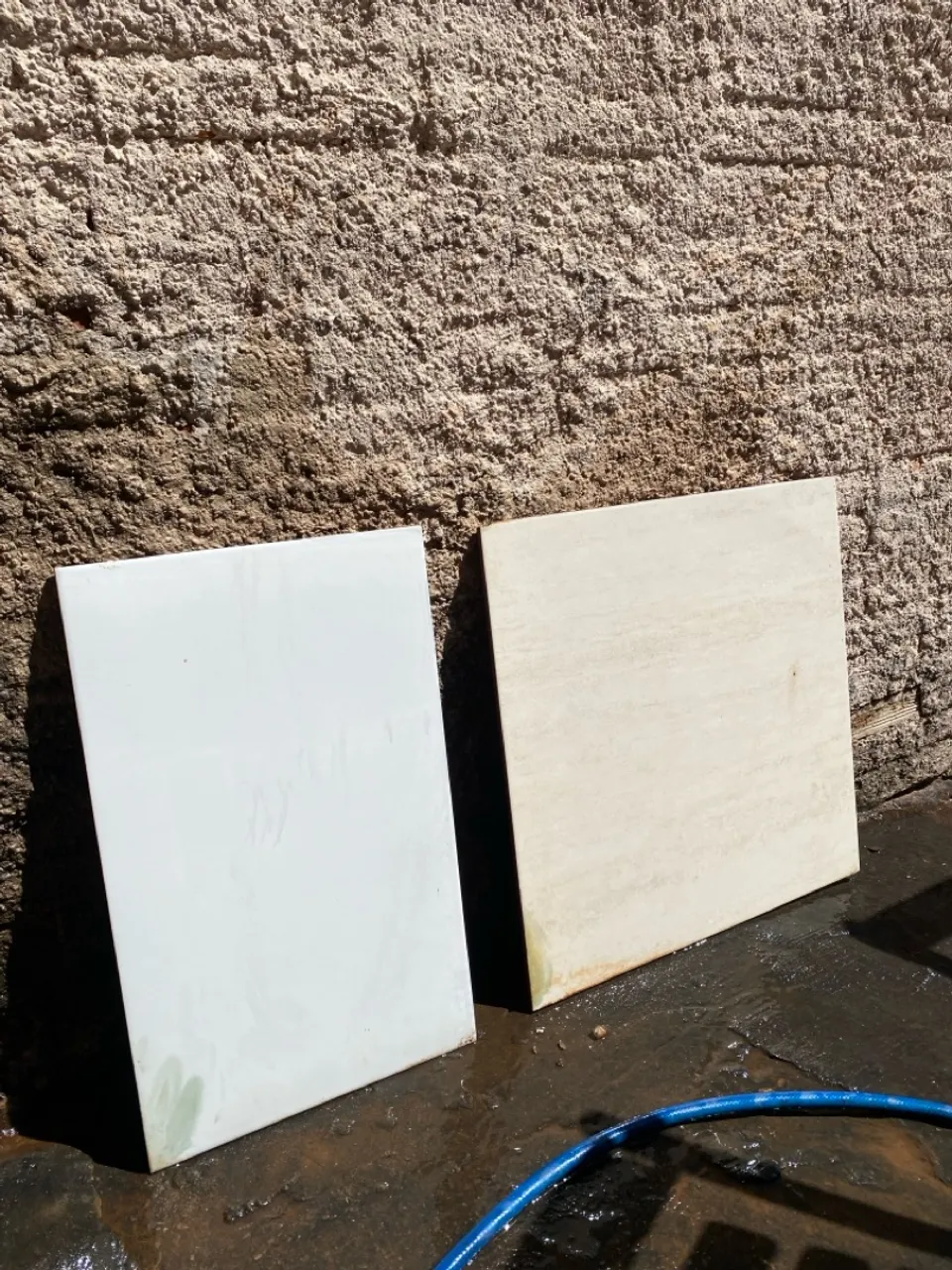 Piso de porcelanato branco e bege