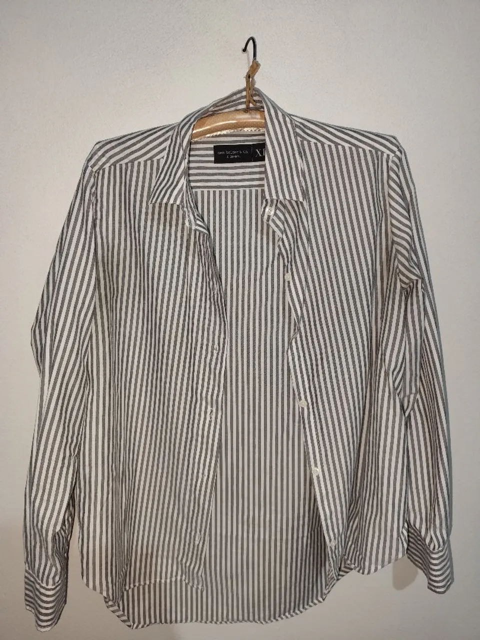 Camisa listrada cinza e branca