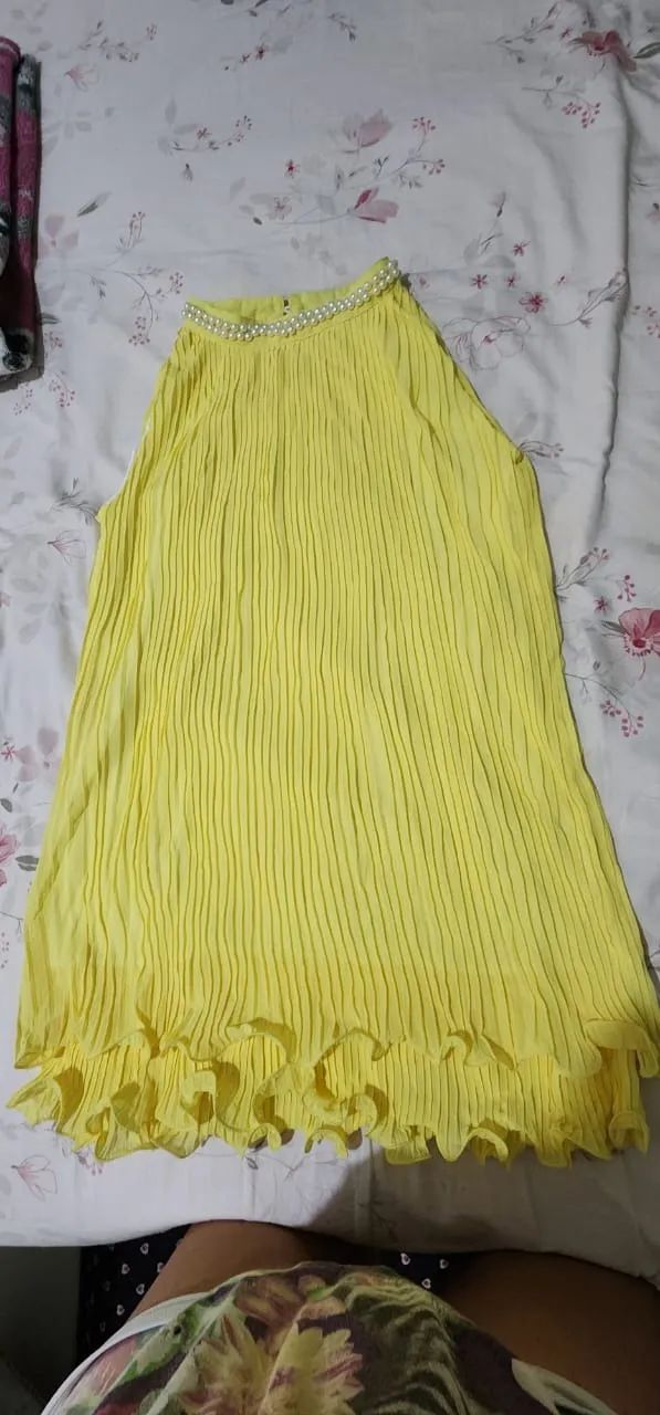 lindo vestido plissado acabamento pérolas no pescoço - Foto 4