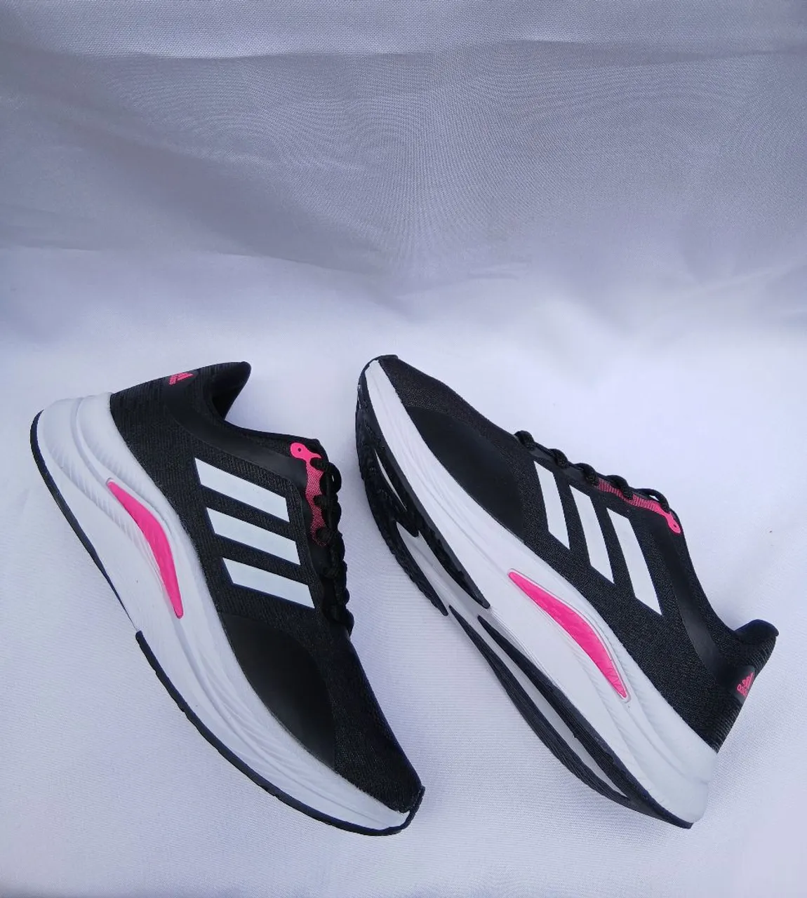 Tênis Adidas Feminino Preto com Detalhes Rosa