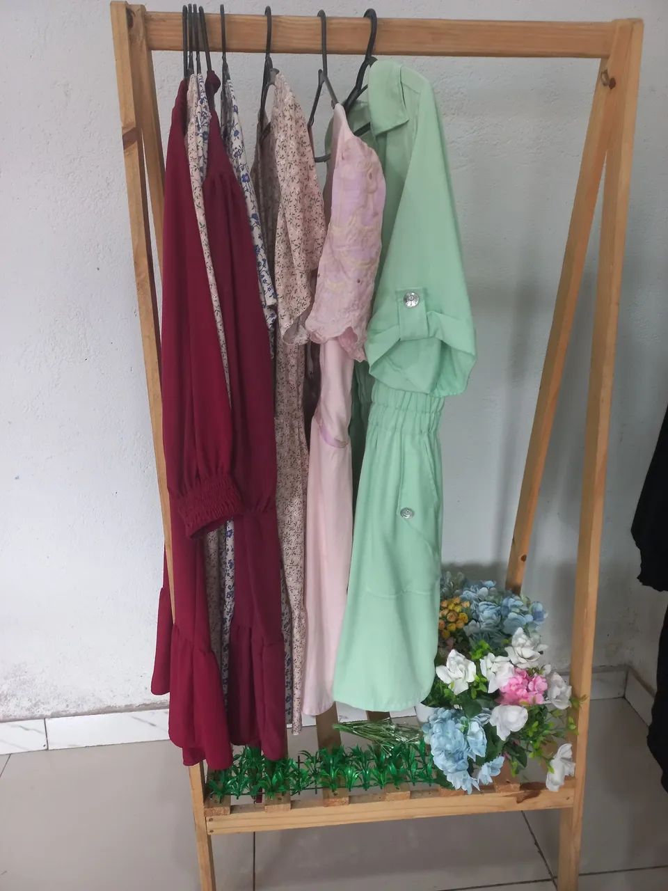 Arara de roupas em madeira simples