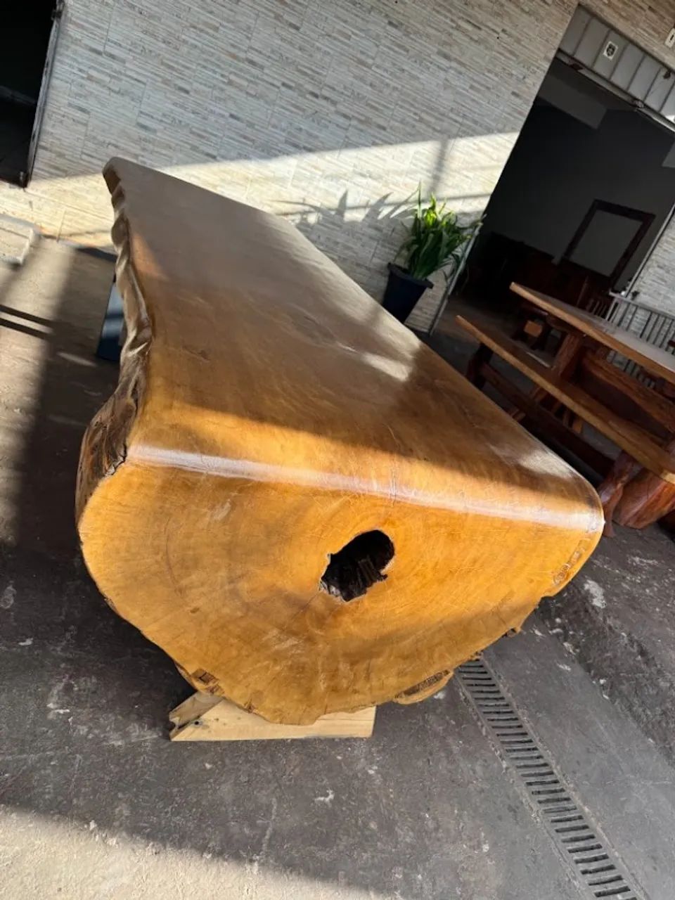 Vendo Mesas Artesanais de madeira maciça com bancos - Foto 4