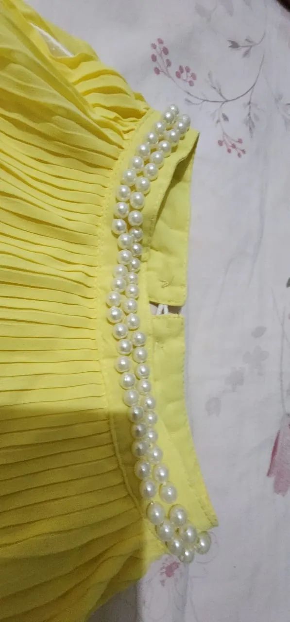 lindo vestido plissado acabamento pérolas no pescoço - Foto 2