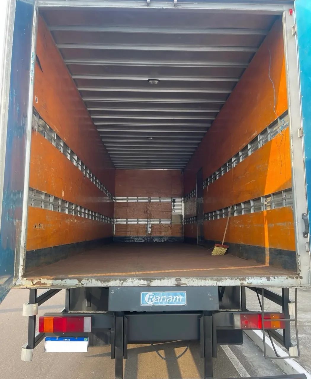 IVECO  240e28  Baú  - Foto 6