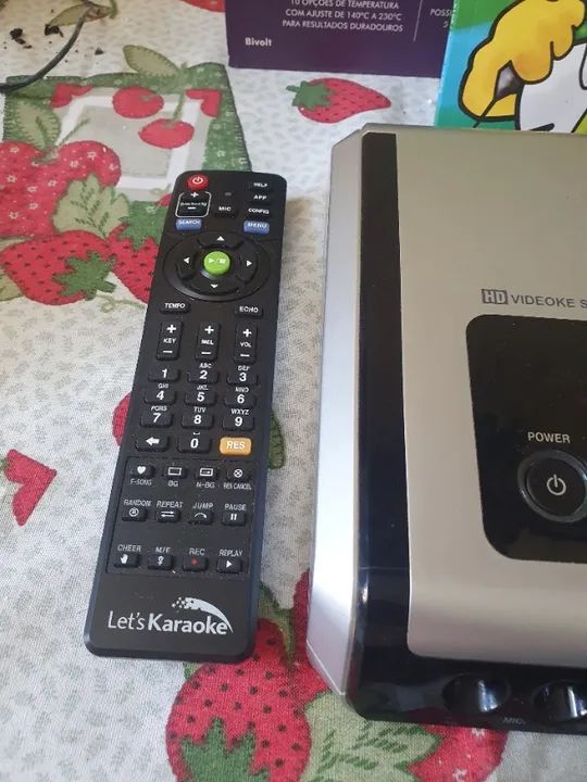 Videokê Raf 750 Pro com 2 microfones,120 musicas, controle e guia - Bivolt - Foto 4