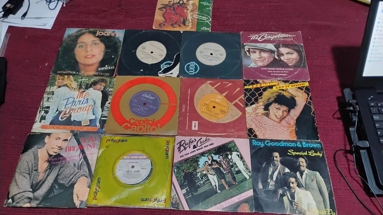 Vendo disco de vinil/ CDs diversos.box com 10cds cada.