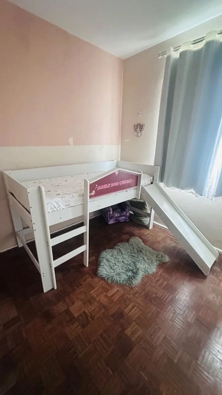 Cama infantil com escada e escorregador