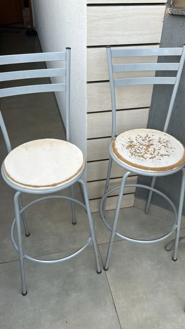 Mesa bistrô com tampo em granito e 2 banquetas metálicas. - Foto 2