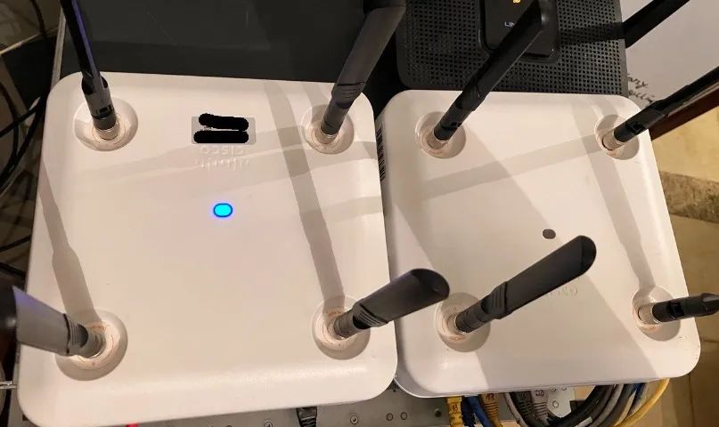 3 APs Cisco - 1 Catalyst 9130AXIZ e 2 Aironet 3802E