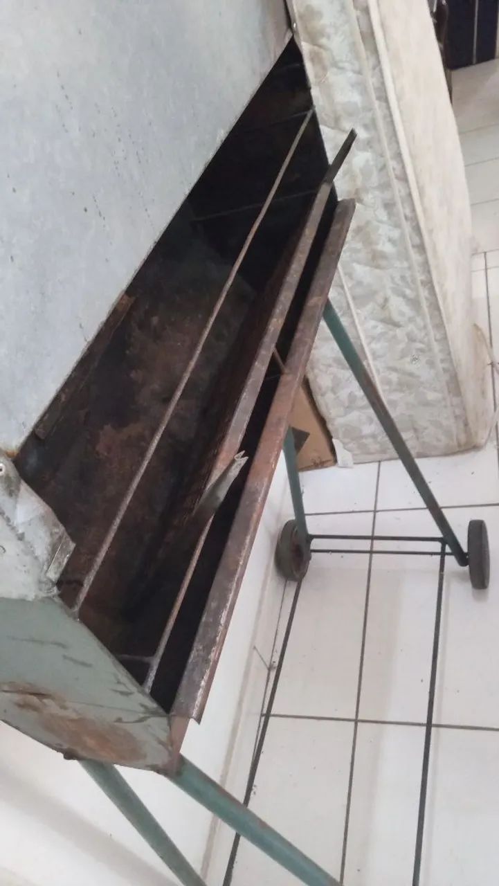 CHURRASQUEIRA COM RODAS E CHAMINE SO LIMPAR E USAR DA TENHO OUTROS MODELOS E MÓVEIS  - Foto 2