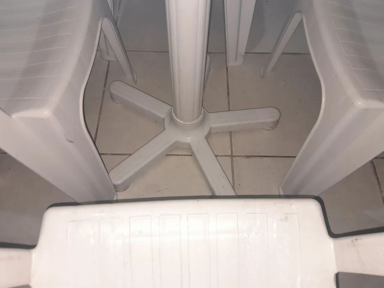 Mesa ee plásticos com cadeiras - Foto 5