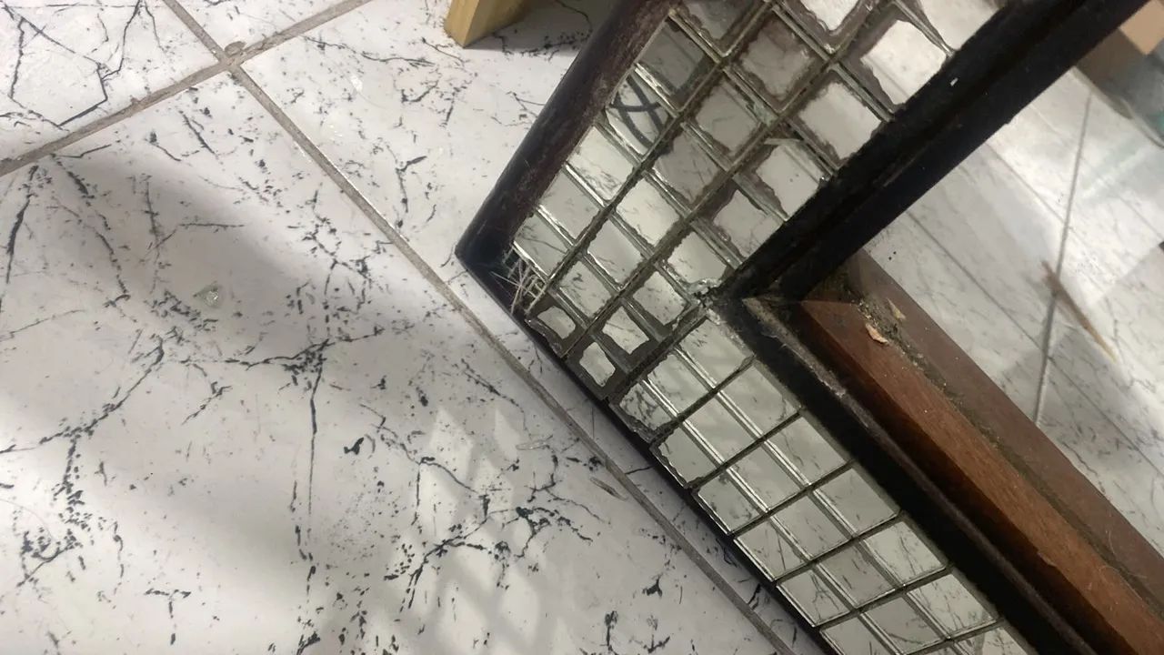 Espelho com moldura em madeira e contorno de espelhinhos