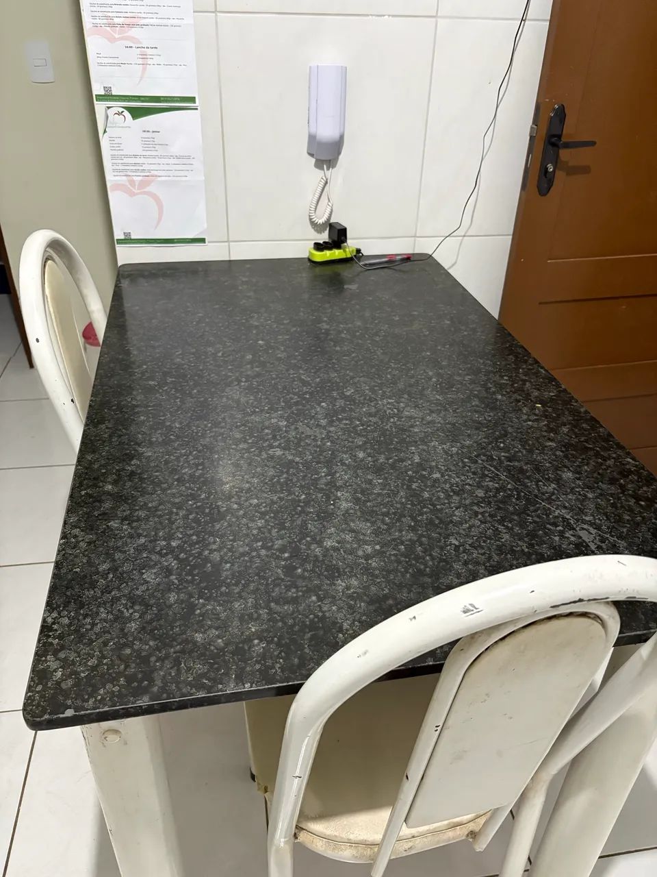 Mesa com 2 cadeiras, tampo em granito