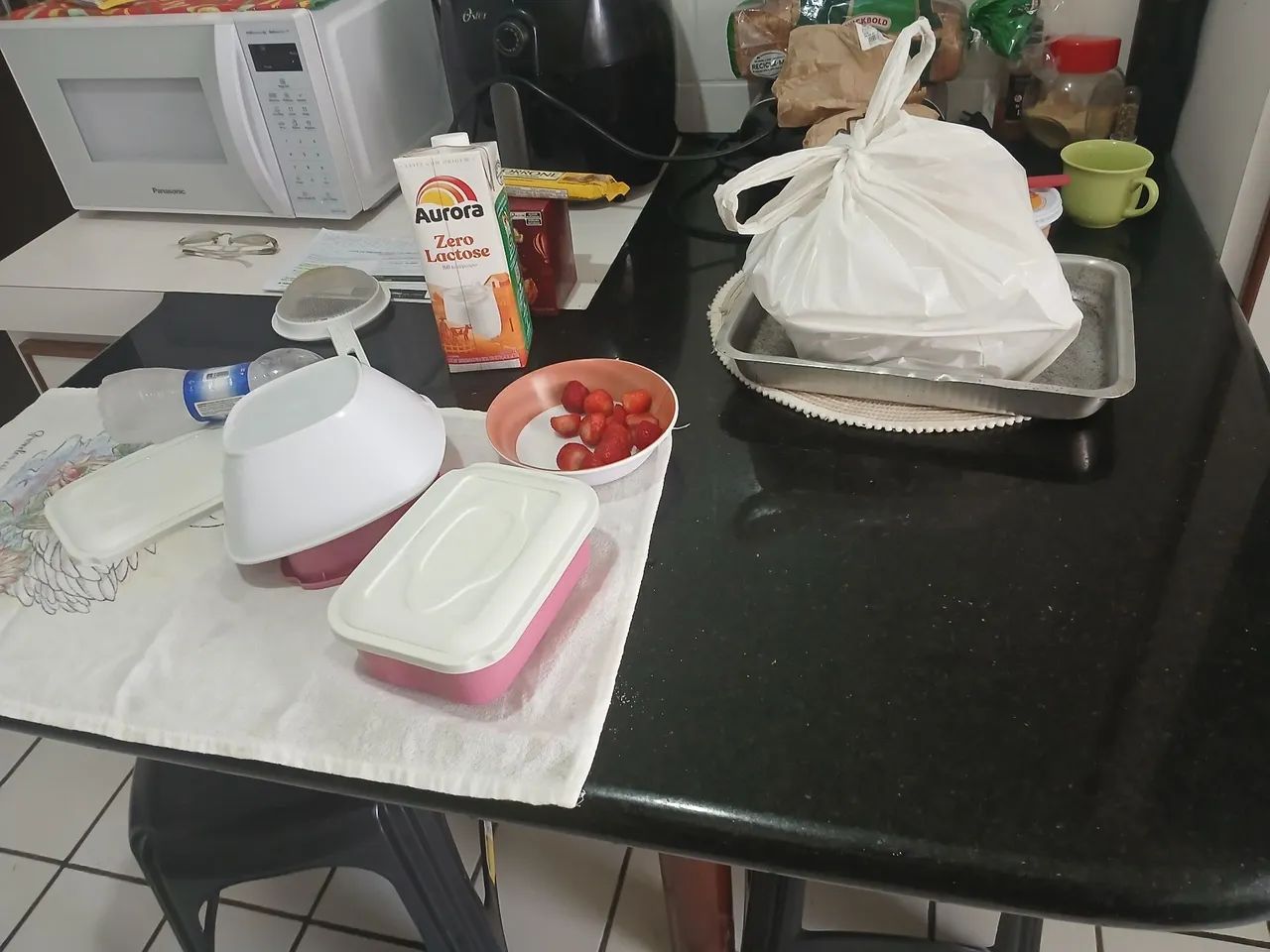 Mesa de mármore meia lua com armário embutido