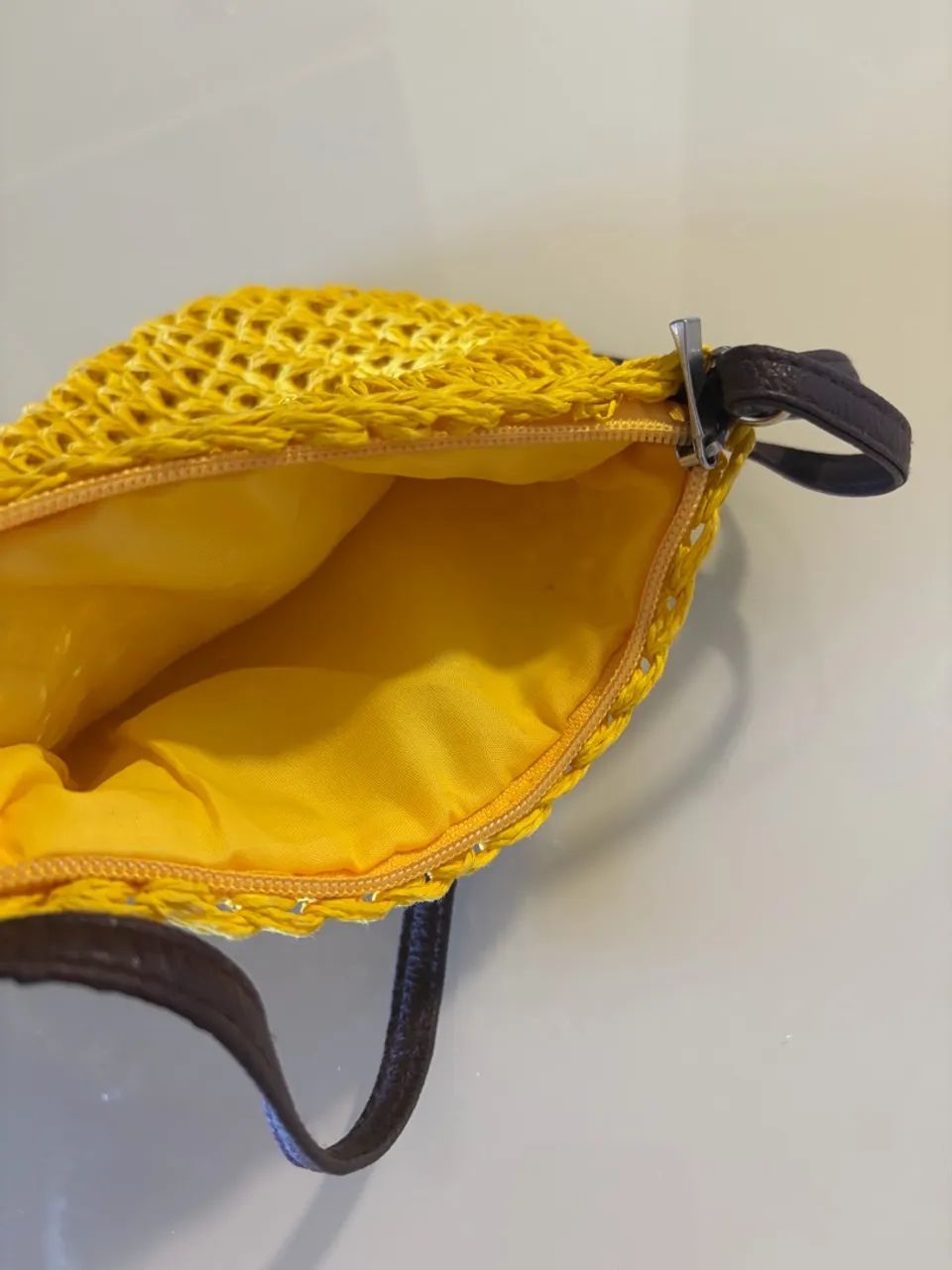 Bolsa de palha amarela com alça marrom  - Foto 3