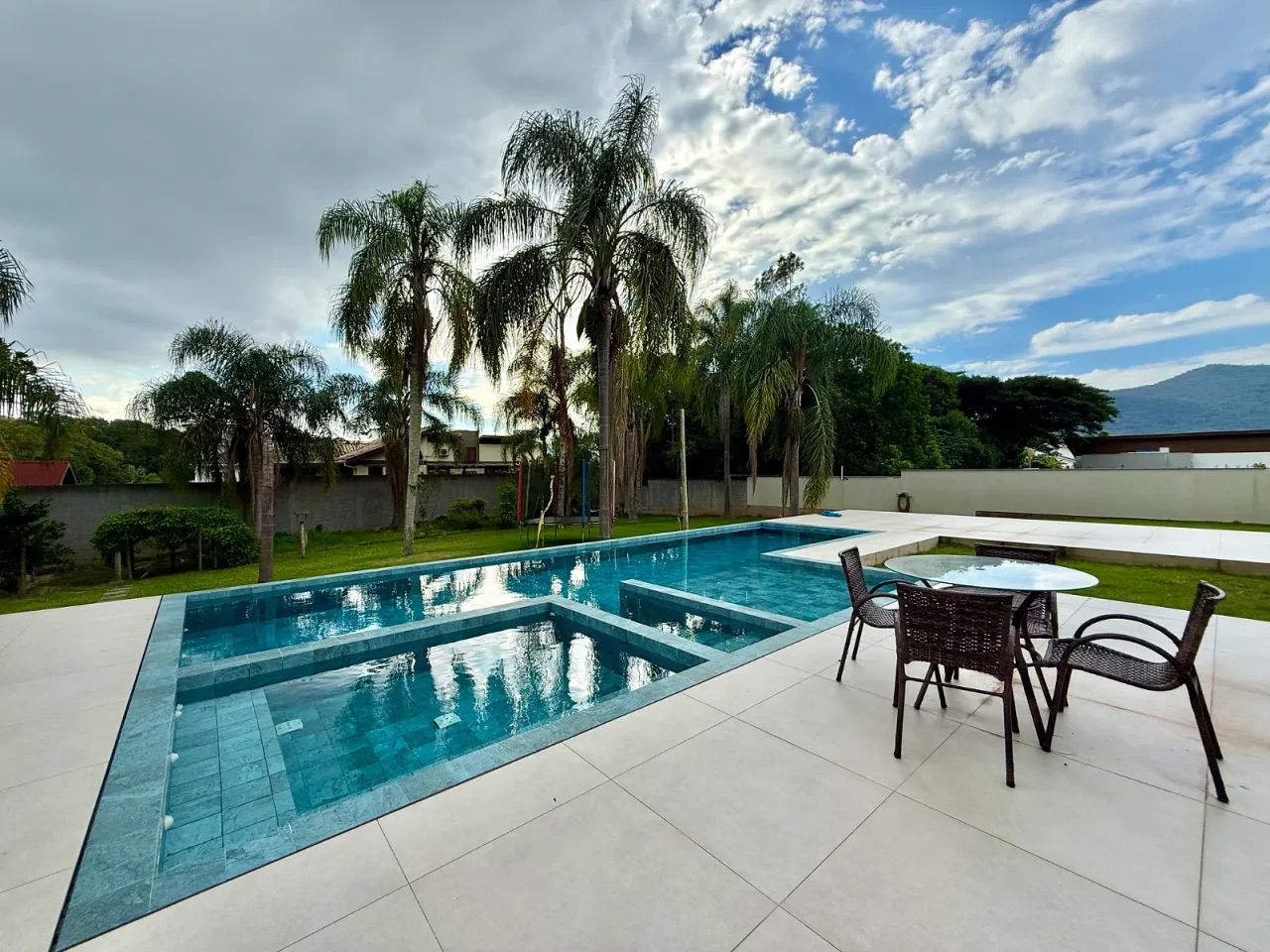 Casa de alto padrão com arquitetura sofisticada - Foto 3