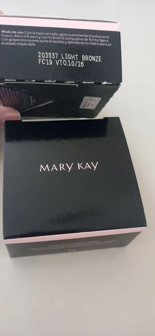 Dois pós acetinado da MARY KAY - Light Bronze