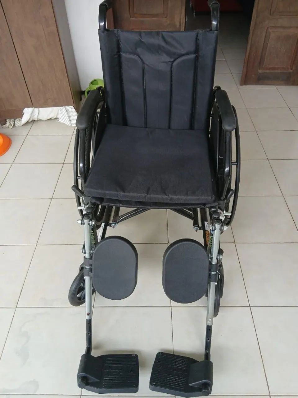 CADEIRA DE RODA COM ELEVAÇÃO 