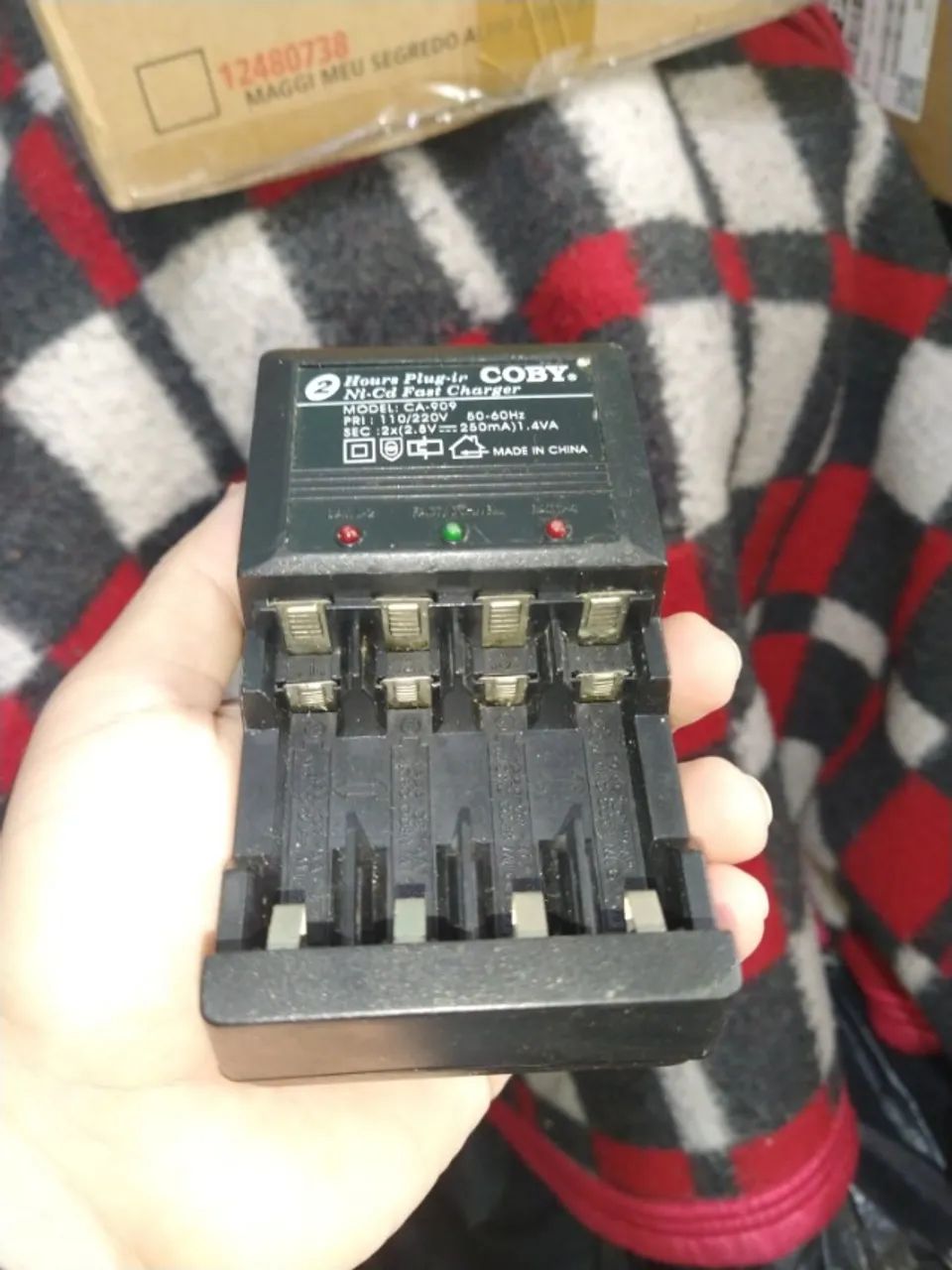 Carregador de pilhas profissional COBY AA e AAA