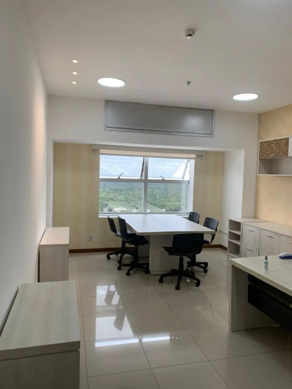 Alugo Sala com 32 M2 no Sky Platimum ! 