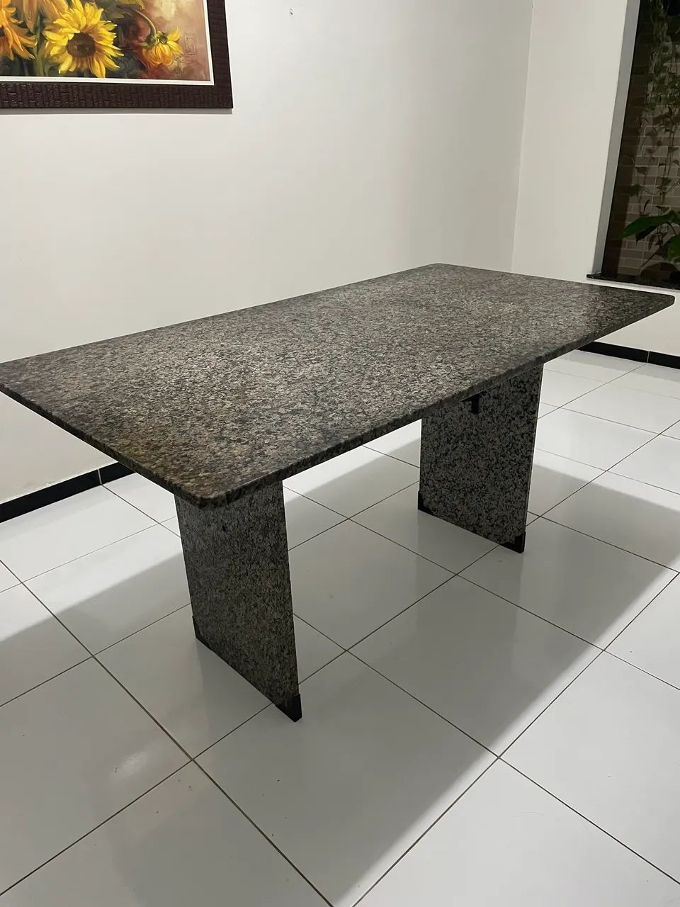 Vendo mesa de mármore pra 6 cadeiras 