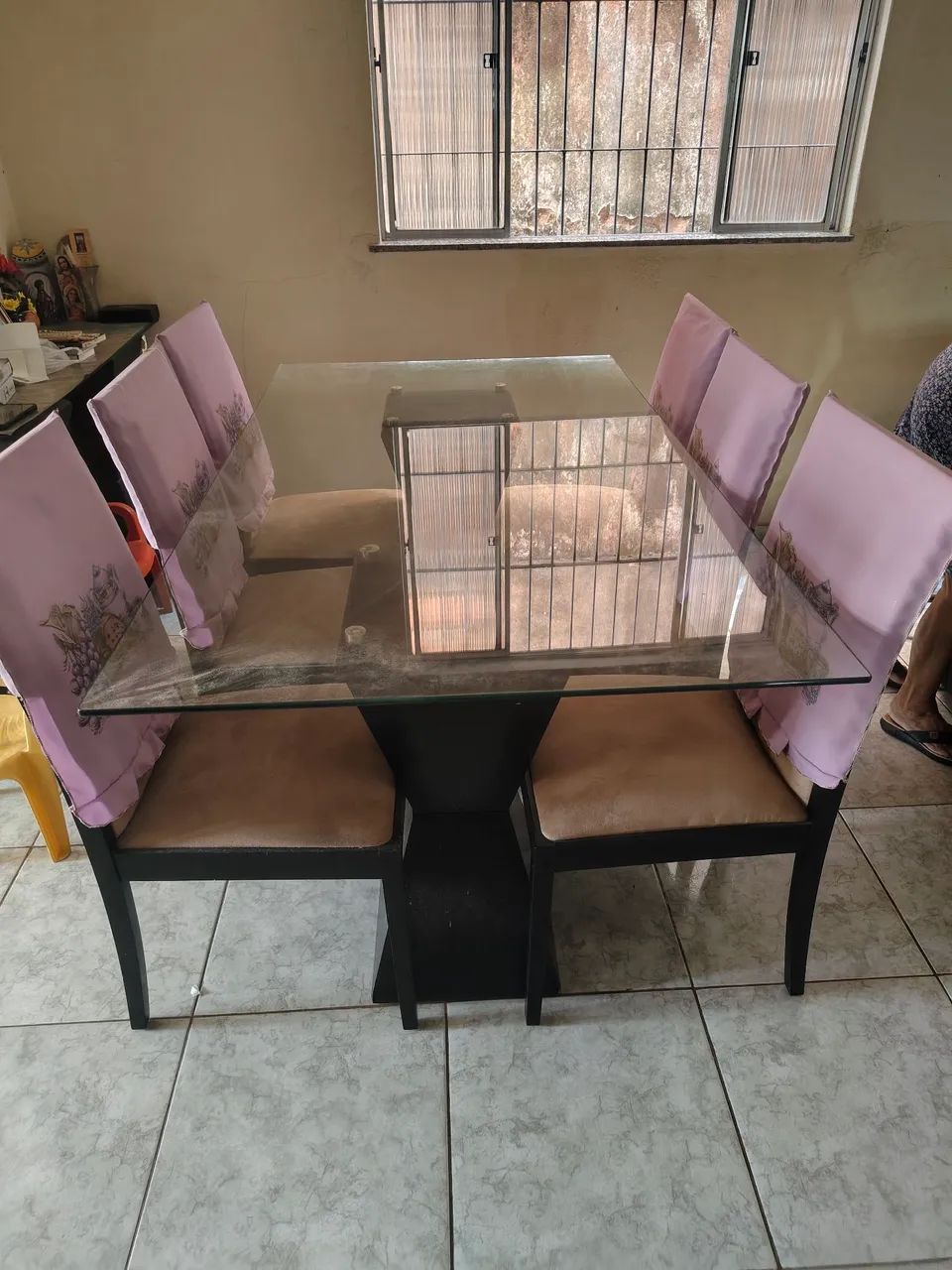 Vendo Conjunto de mesa elegante com 6 cadeiras 