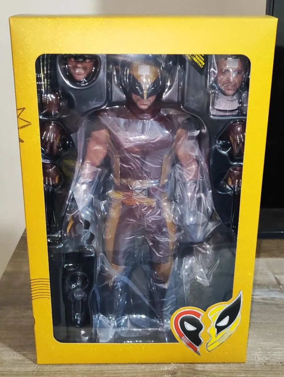 Hot toys Wolverine (classic Brown and tan)  - Foto 2